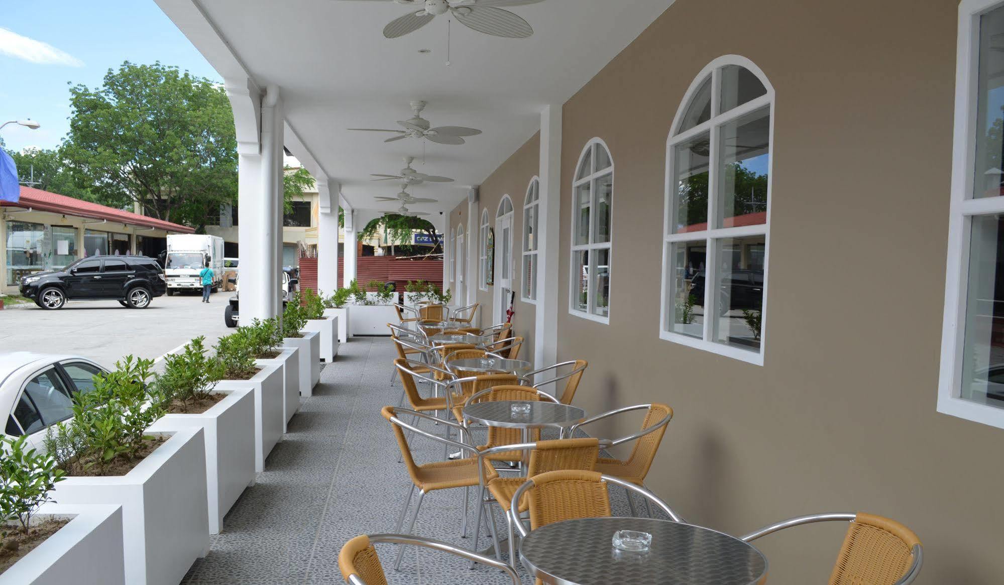 Kingsley'S Hotel And Gastro Pub Mabalacat Bagian luar foto
