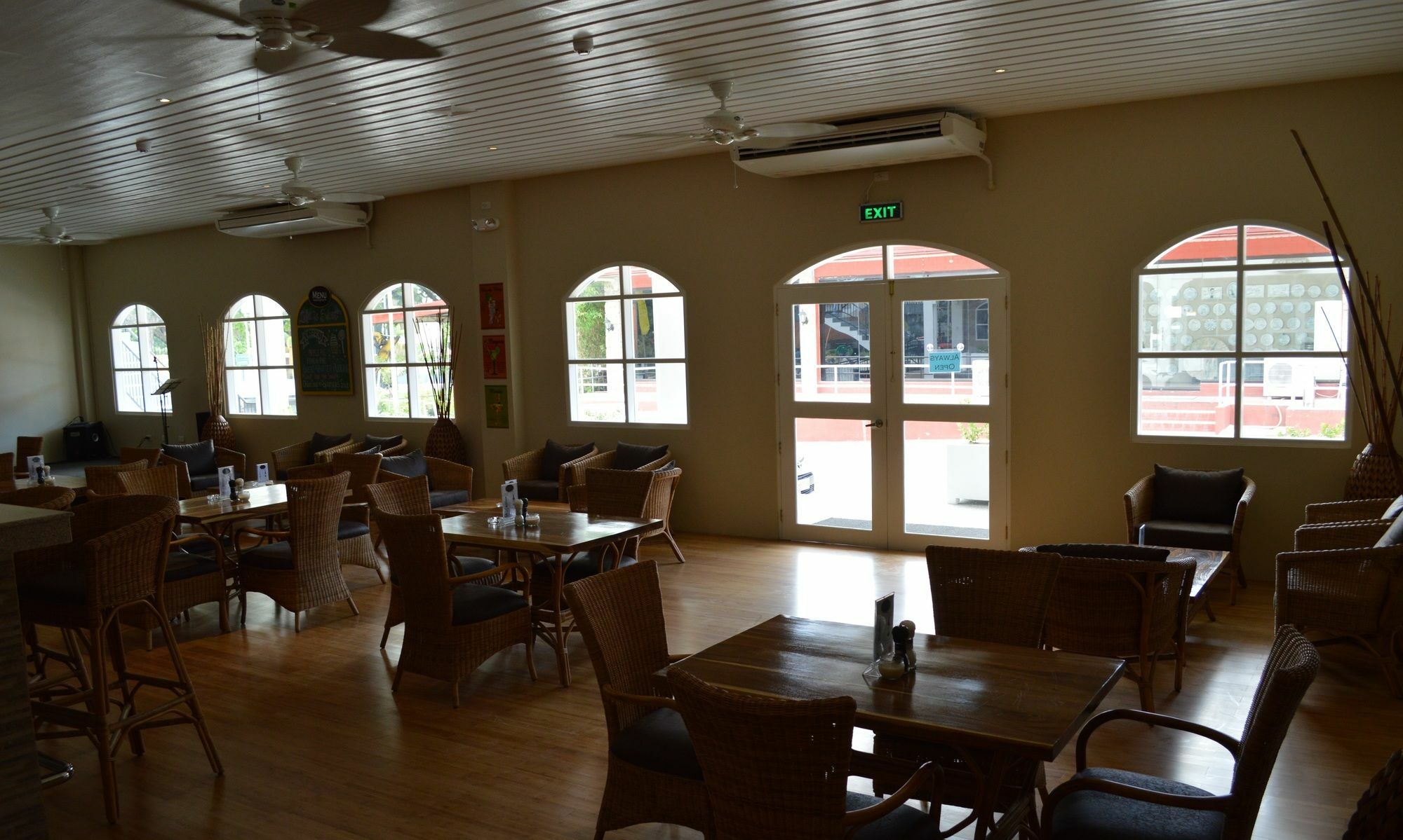 Kingsley'S Hotel And Gastro Pub Mabalacat Bagian luar foto