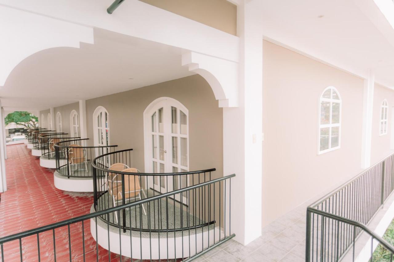 Kingsley'S Hotel And Gastro Pub Mabalacat Bagian luar foto