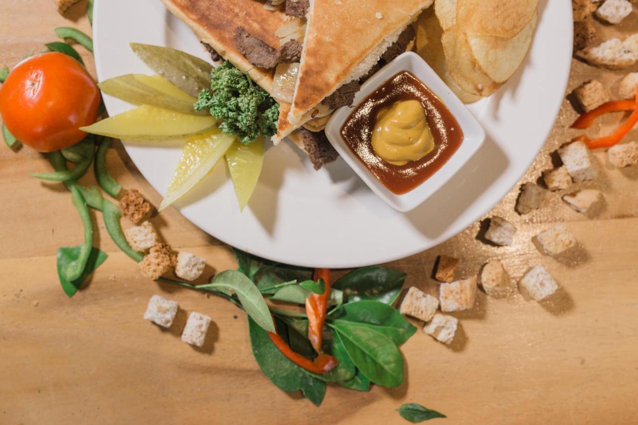 Kingsley'S Hotel And Gastro Pub Mabalacat Bagian luar foto